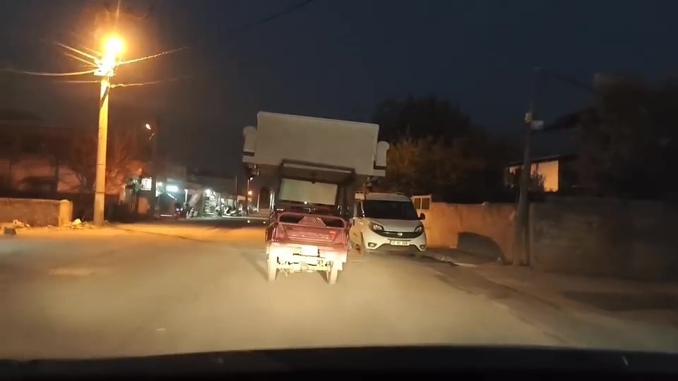 Yayaların canını hiçe sayan sürücü, trafiğe aldırmadan motosiklet üzerinde koltuk taşıdı
