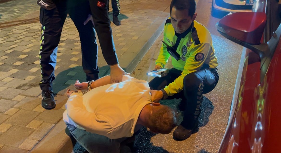Alkollü sürücü patlak lastikle kaçtı, polisi peşinde pervane etti: "Lahmacunu 80 liraya satıyorum"
