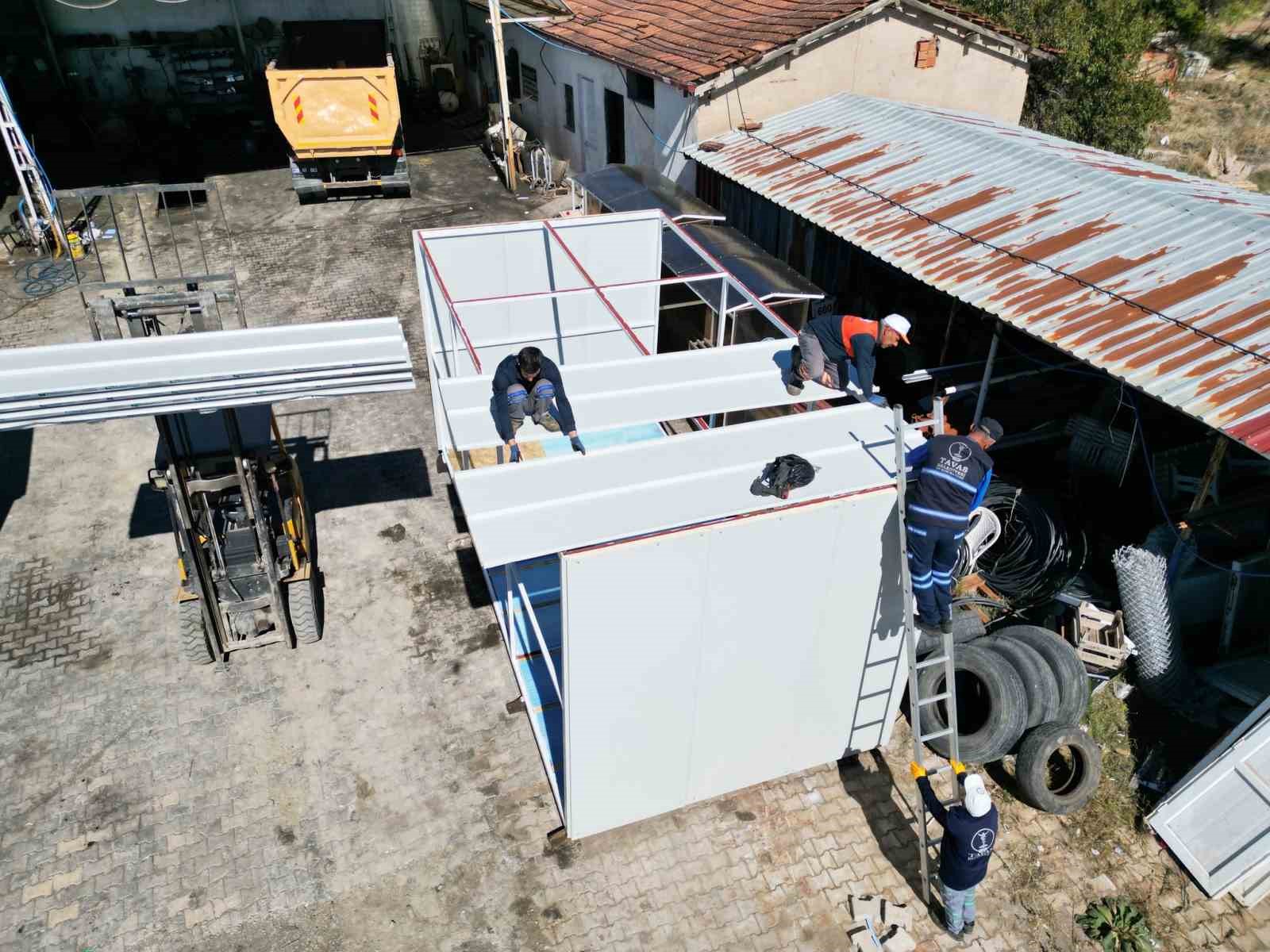 Tavas Belediyesi konteyner ve otob&uuml;s duraklarını kendisi &uuml;retiyor
