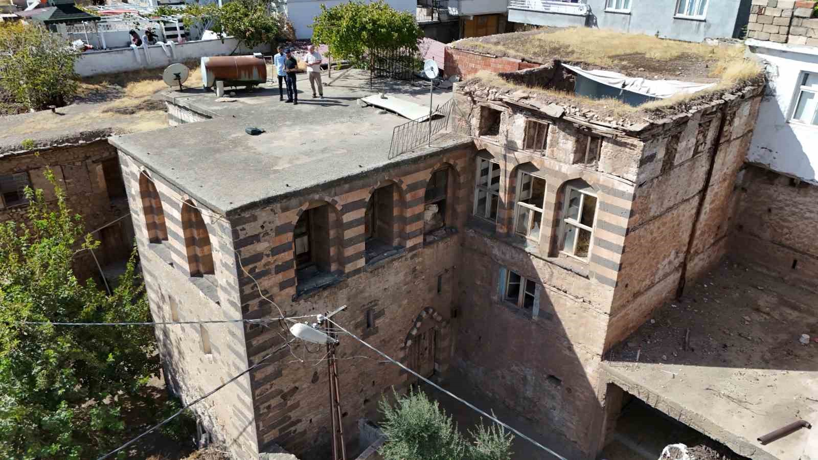 Diyarbakır’da zindanından su kuyusuna kadar olan 15. yüzyıldan kalma Beyler Konağı asırlardır varlığını koruyor