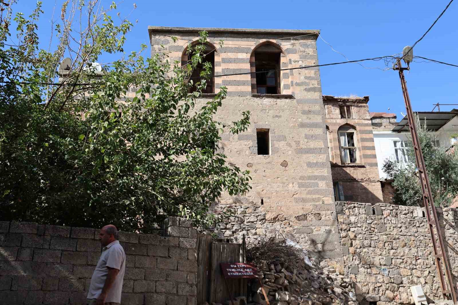 Diyarbakır&rsquo;da zindanından su kuyusuna kadar olan 15. y&uuml;zyıldan kalma Beyler Konağı asırlardır varlığını koruyor
