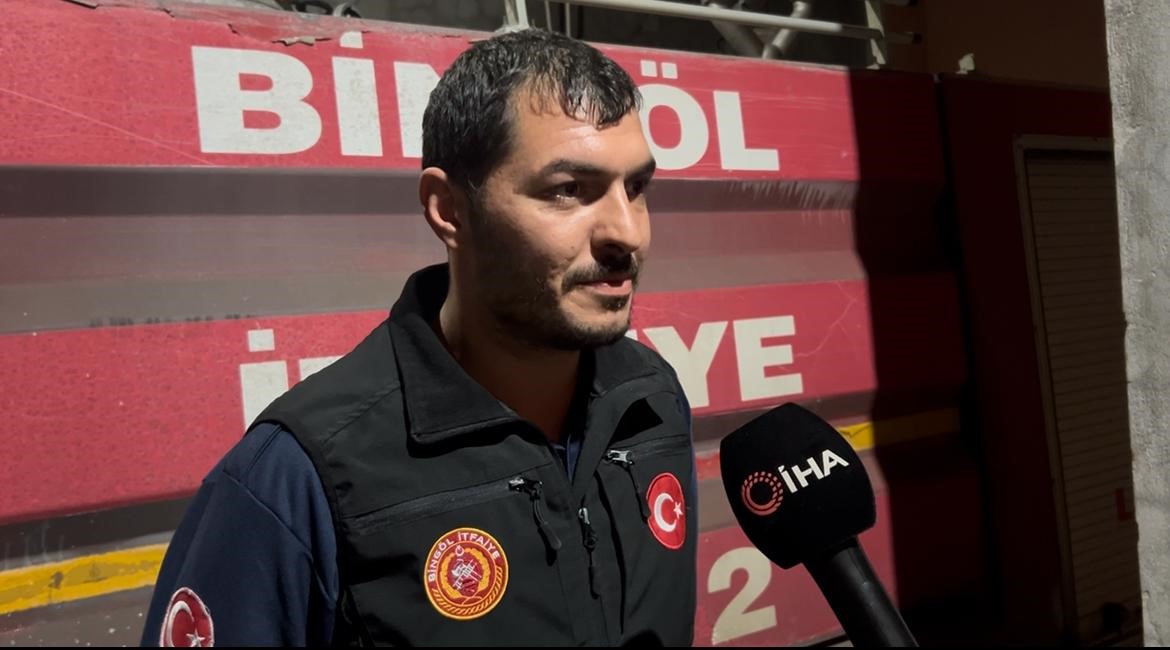 Bingöl’de itfaiye personelinden kediyi kurtarmak için kalp masajı