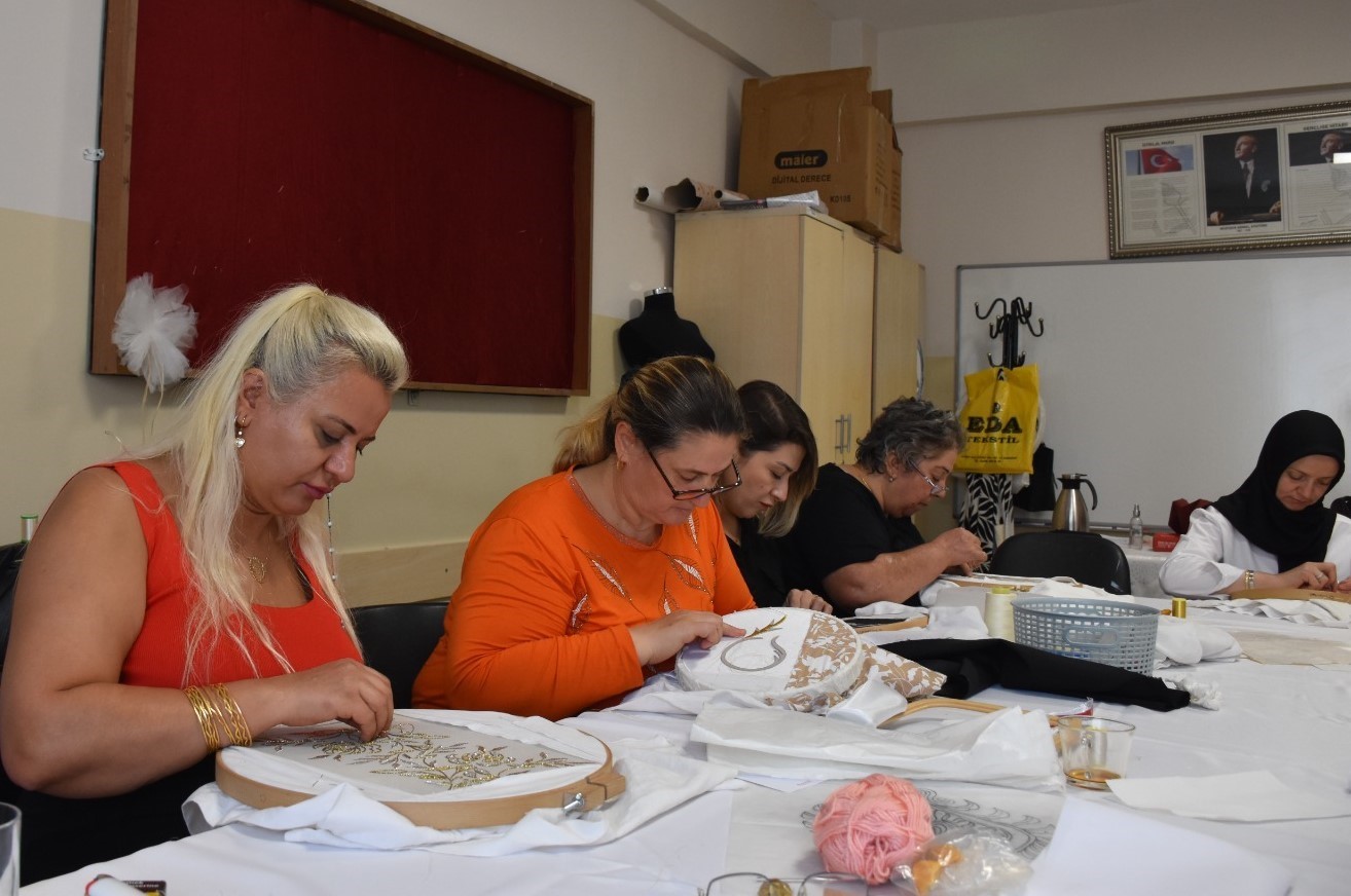 Kadınlar el sanatı kurslarında yeteneklerini keşfediyor