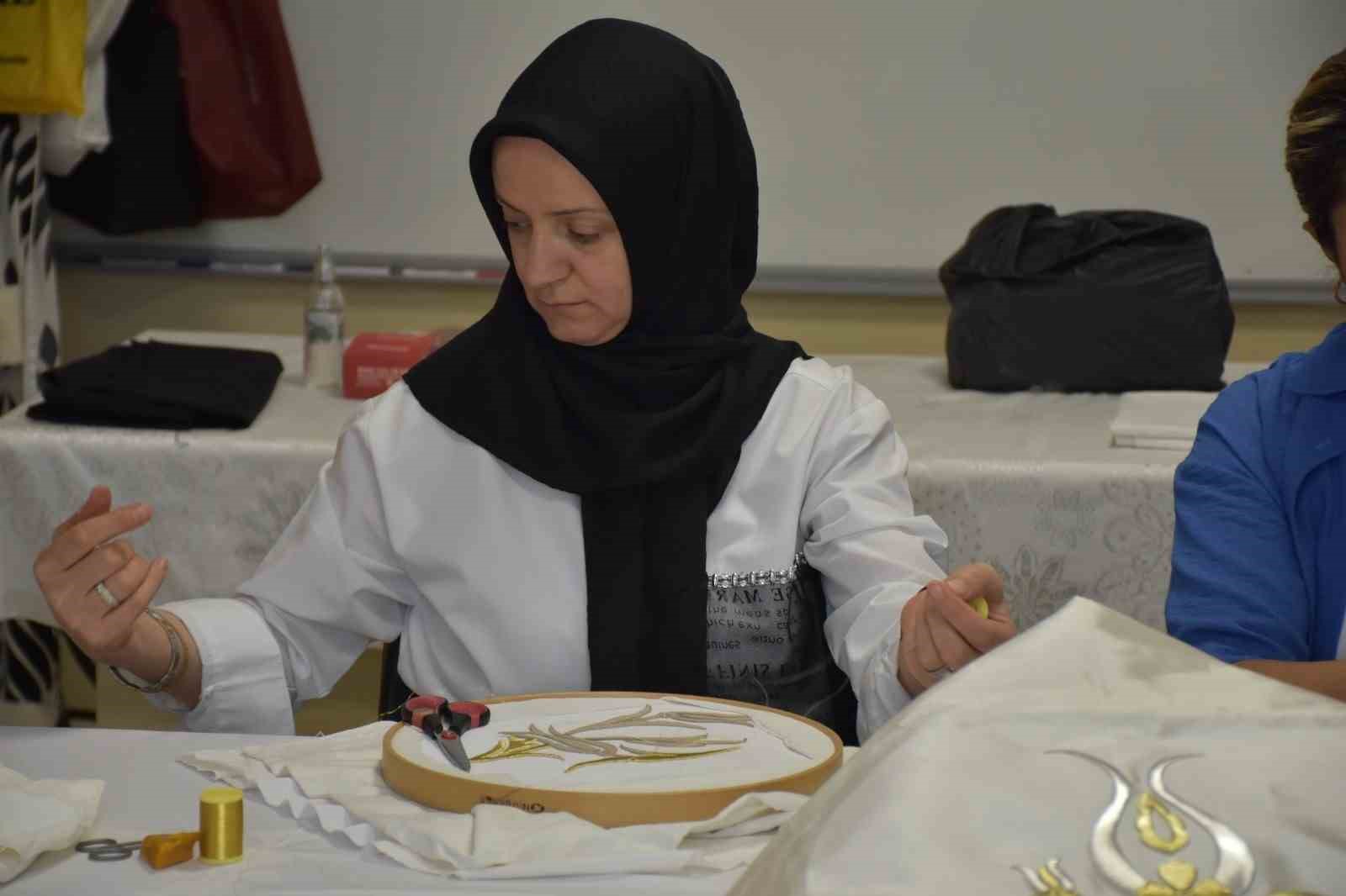 Kadınlar el sanatı kurslarında yeteneklerini keşfediyor

