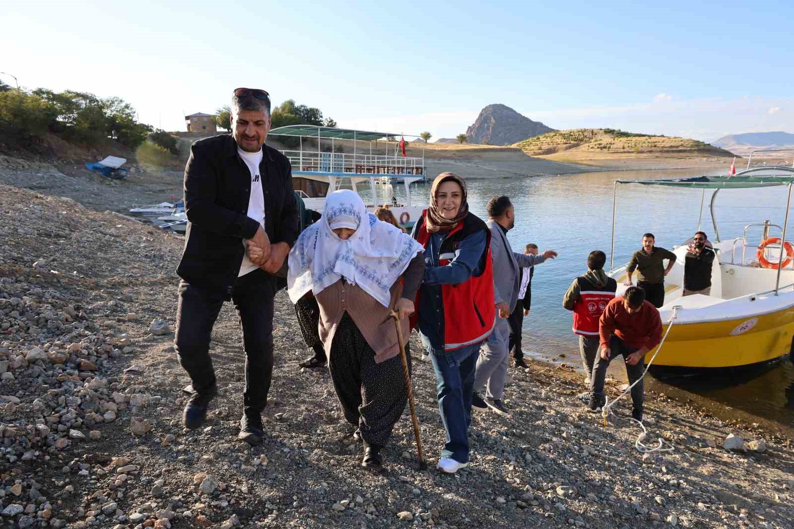 Huzurevi sakini Saadet teyze doğup b&uuml;y&uuml;d&uuml;ğ&uuml; evi g&ouml;r&uuml;nce g&ouml;zyaşlarını tutamadı
