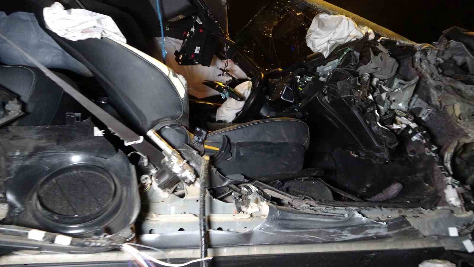 Antalya&rsquo;da kamyonla &ccedil;arpışan pikap hurdaya d&ouml;nd&uuml;: 1 yaralı
