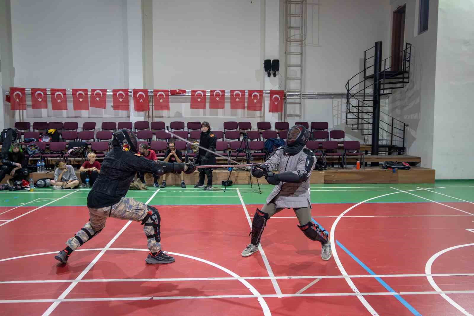 Video oyunu merakı baba-oğlu kılıç sporunda buluşturdu