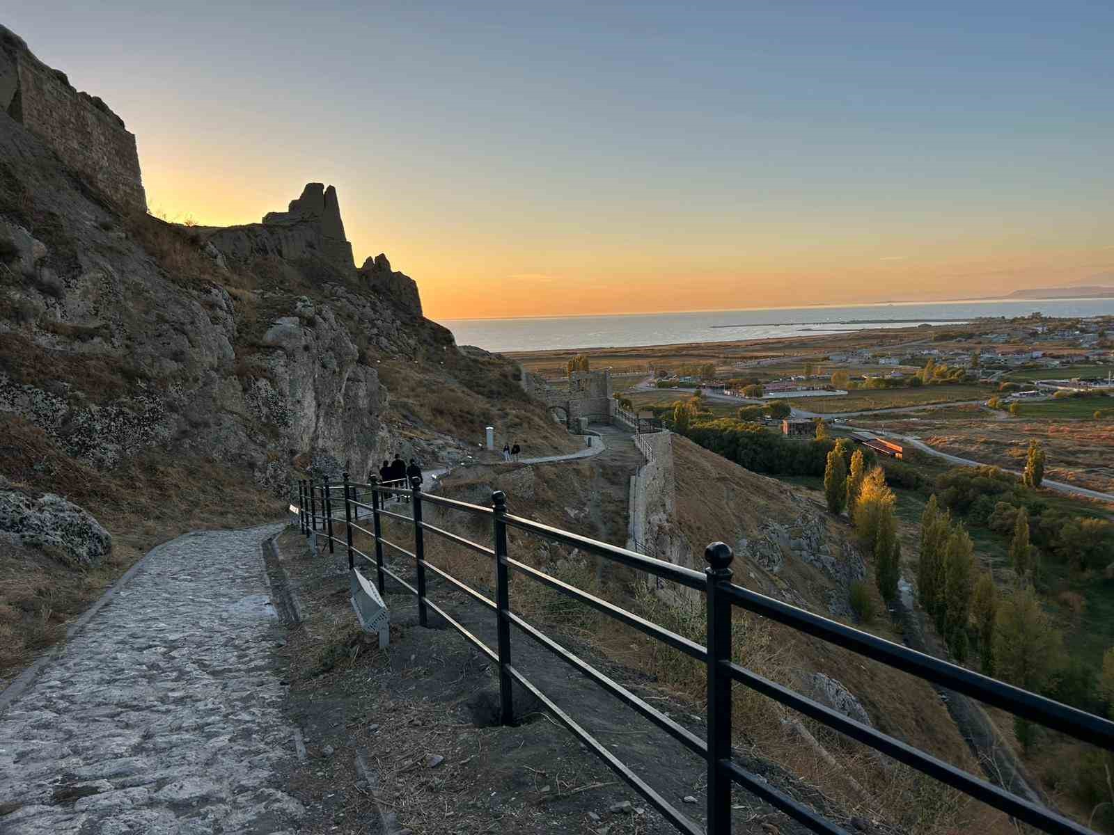 Van Kalesi’nin surlarına korkuluk yapıldı