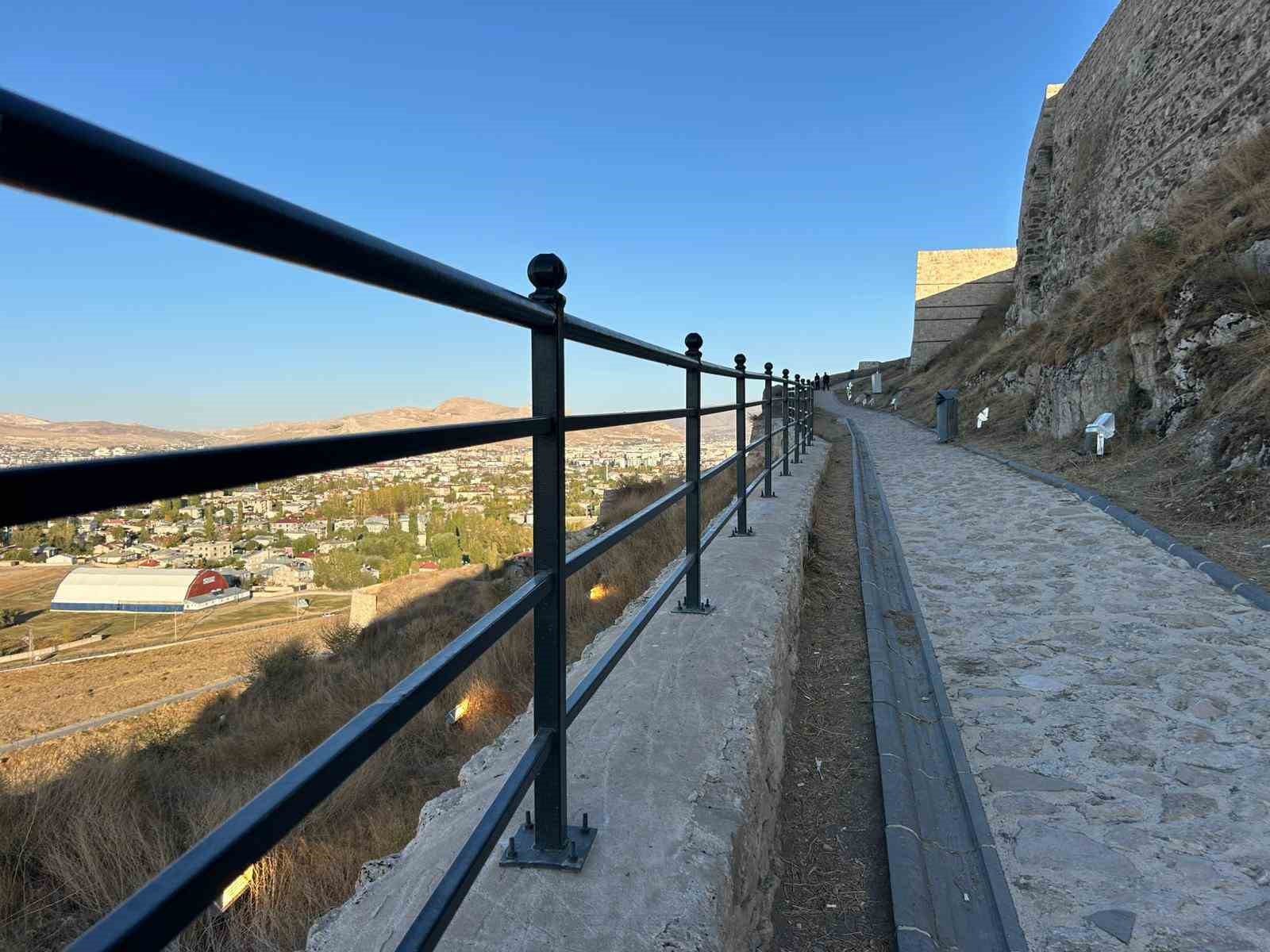 Van Kalesi&rsquo;nin surlarına korkuluk yapıldı
