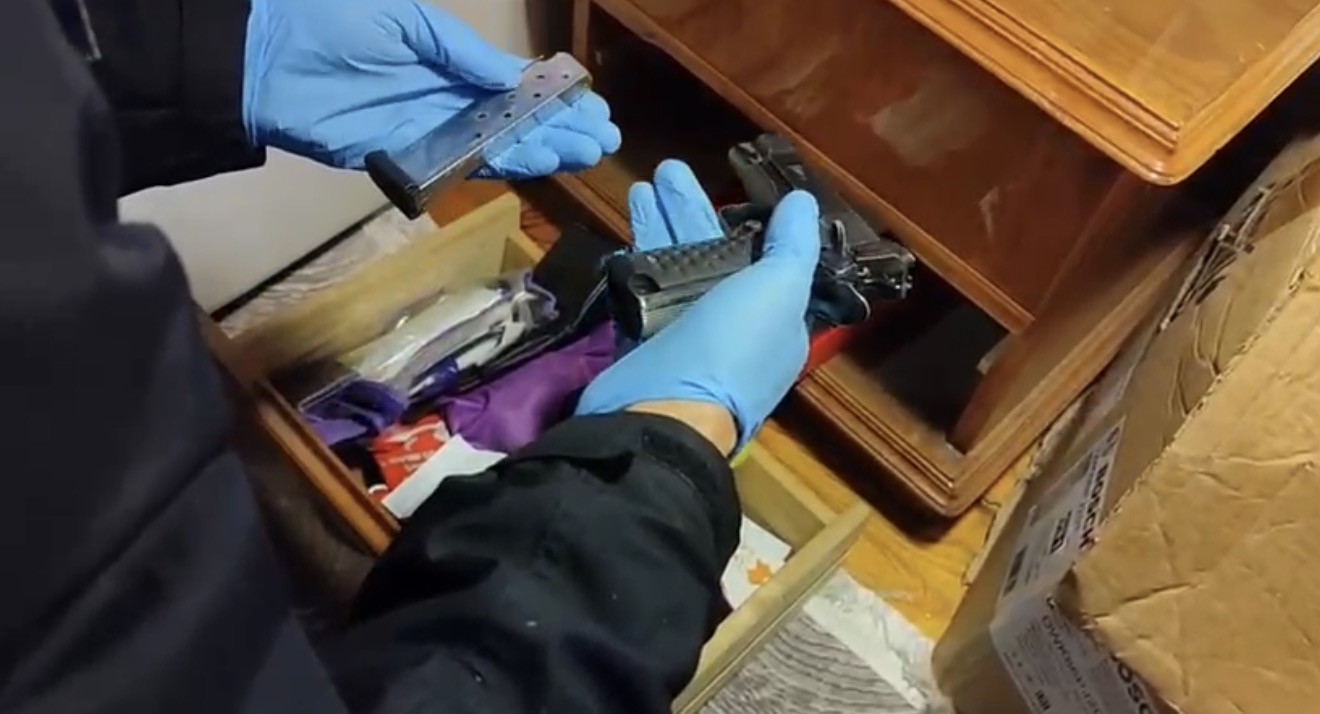 Çatı katında yapılan aramada uyuşturucu ve silah ele geçirildi