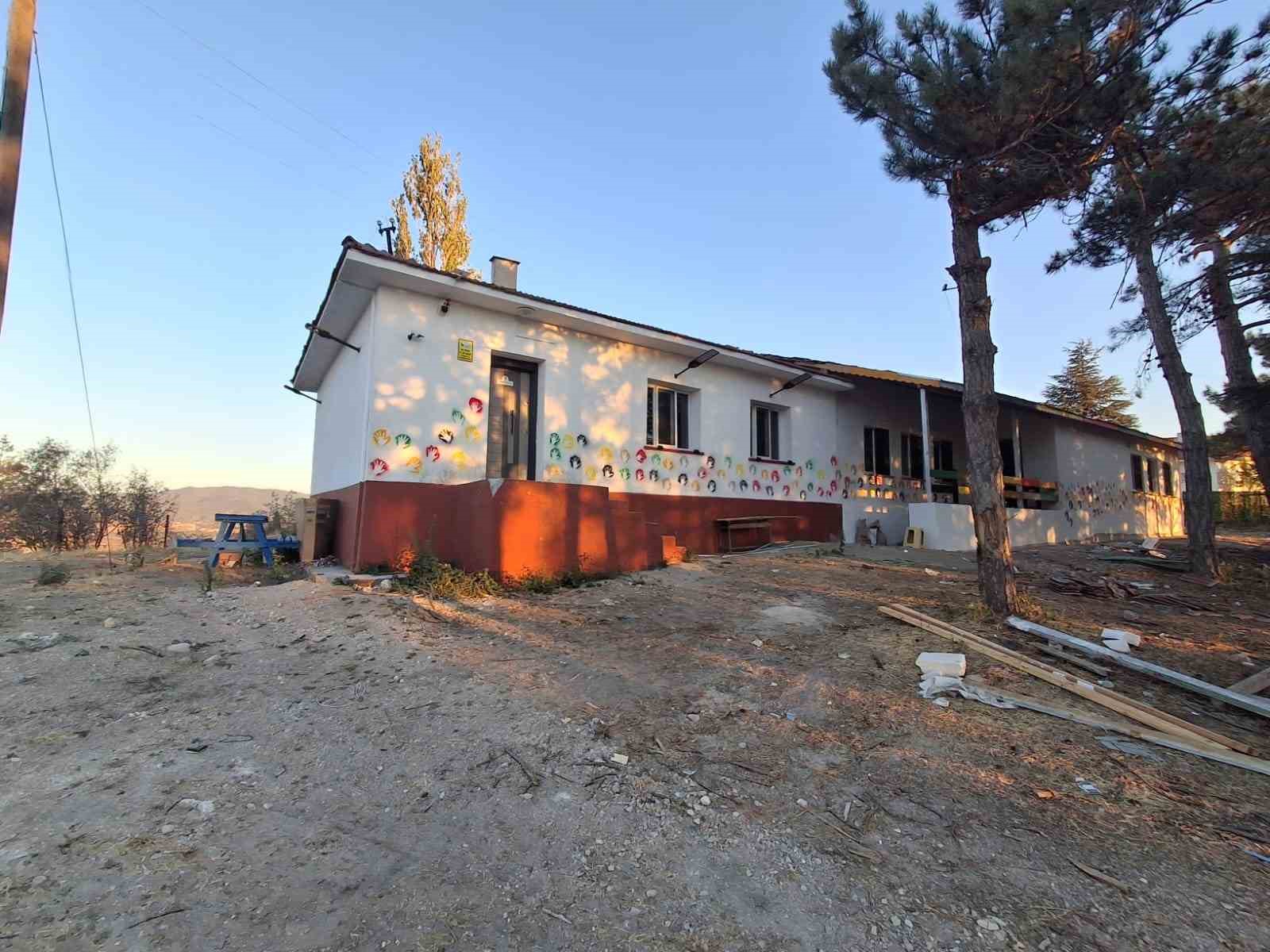 Hem imam hem de öğretmen: Atıl haldeki okulu, gençlik merkezine çevirdiler