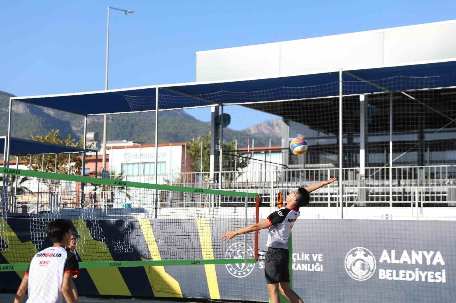 Moğolistan U16 plaj voleybolu milli takımı Alanya’da kampa girdi
