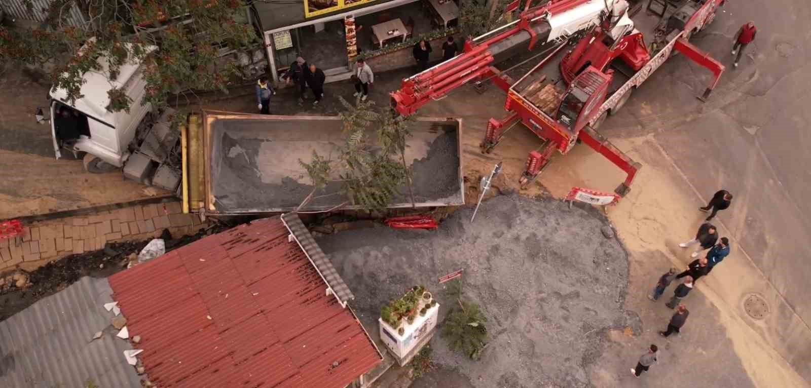Eyüpsultan’da kazı alanına saplanan kamyon vinç yardımıyla kurtarıldı
