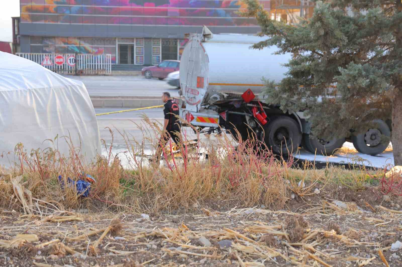 Yakıt tankerine çarpan kamyonetin sürücüsü hayatını kaybetti