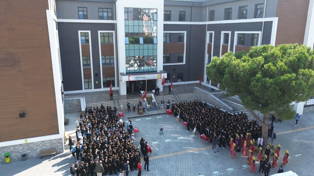 Demirtaşpaşa Mesleki ve Teknik Anadolu Lisesi&rsquo;nde &ouml;nl&uuml;k giyme t&ouml;reni d&uuml;zenlendi
