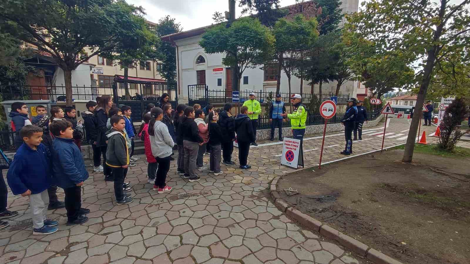 Kastamonu’da öğrencilere uygulamalı trafik eğitimi veriliyor
