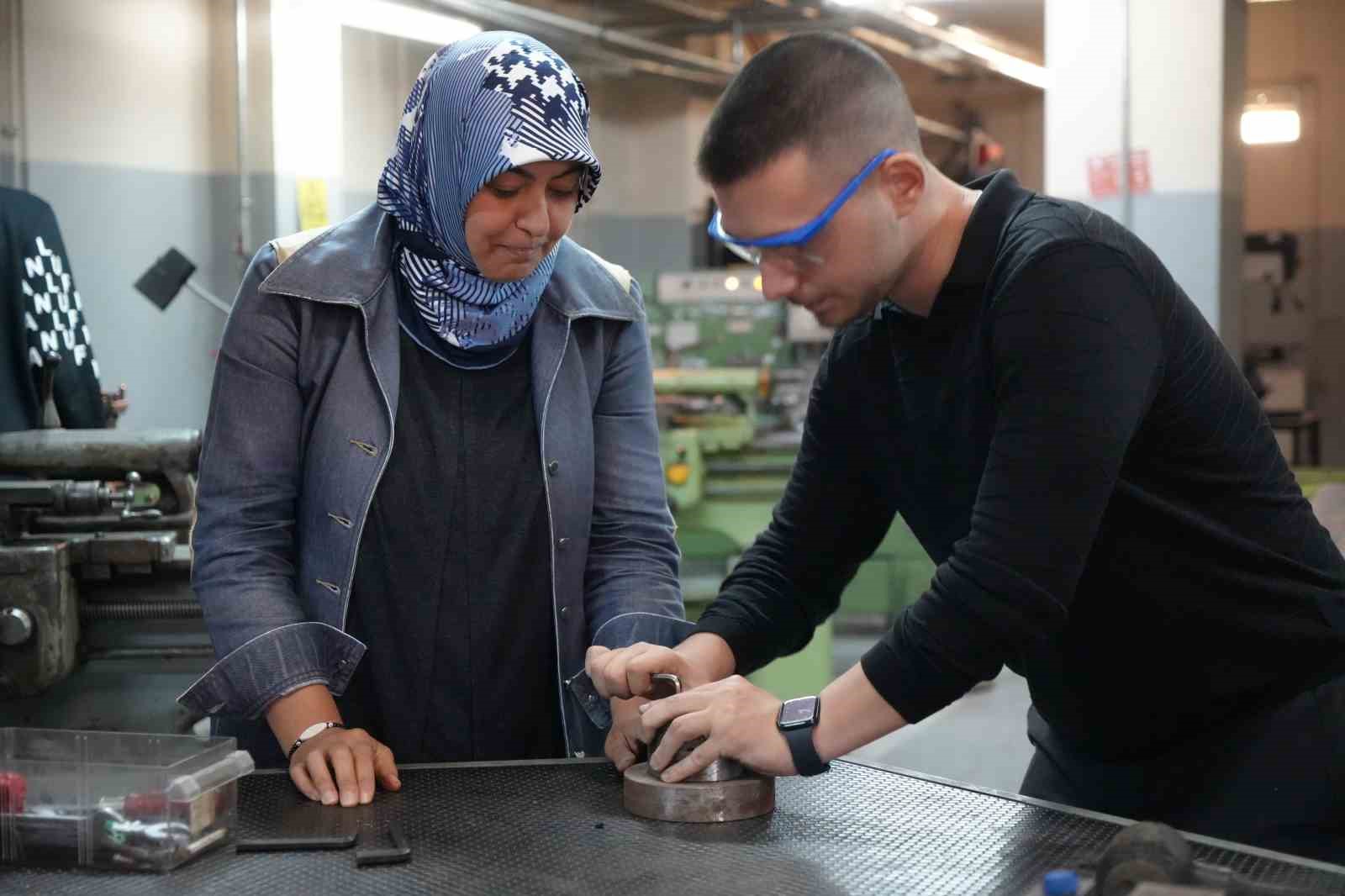 45 yaşında &uuml;niversiteye başladı, end&uuml;striyel kalıp&ccedil;ılık b&ouml;l&uuml;m&uuml;n&uuml;n tek kadın &ouml;ğrencisi oldu
