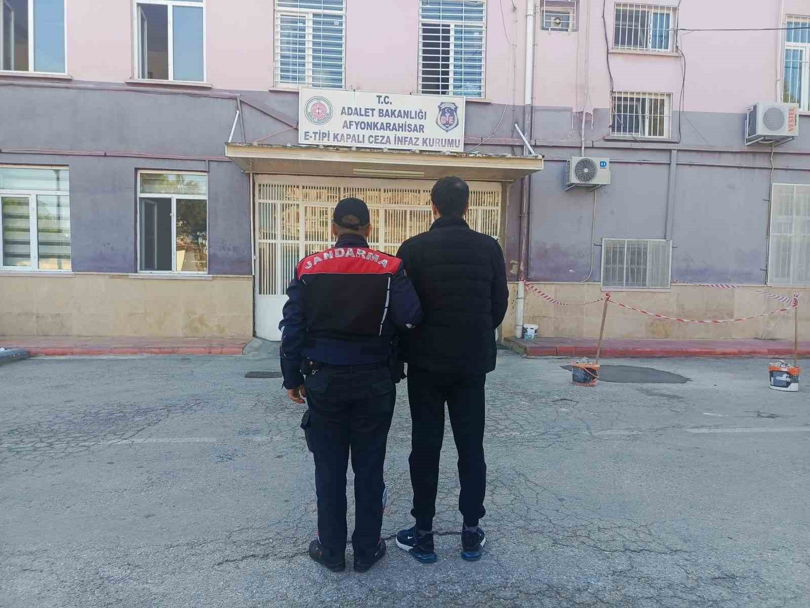 Farklı suçlardan 20 yıl hapis cezasıyla aranan şahsı jandarma yakaladı