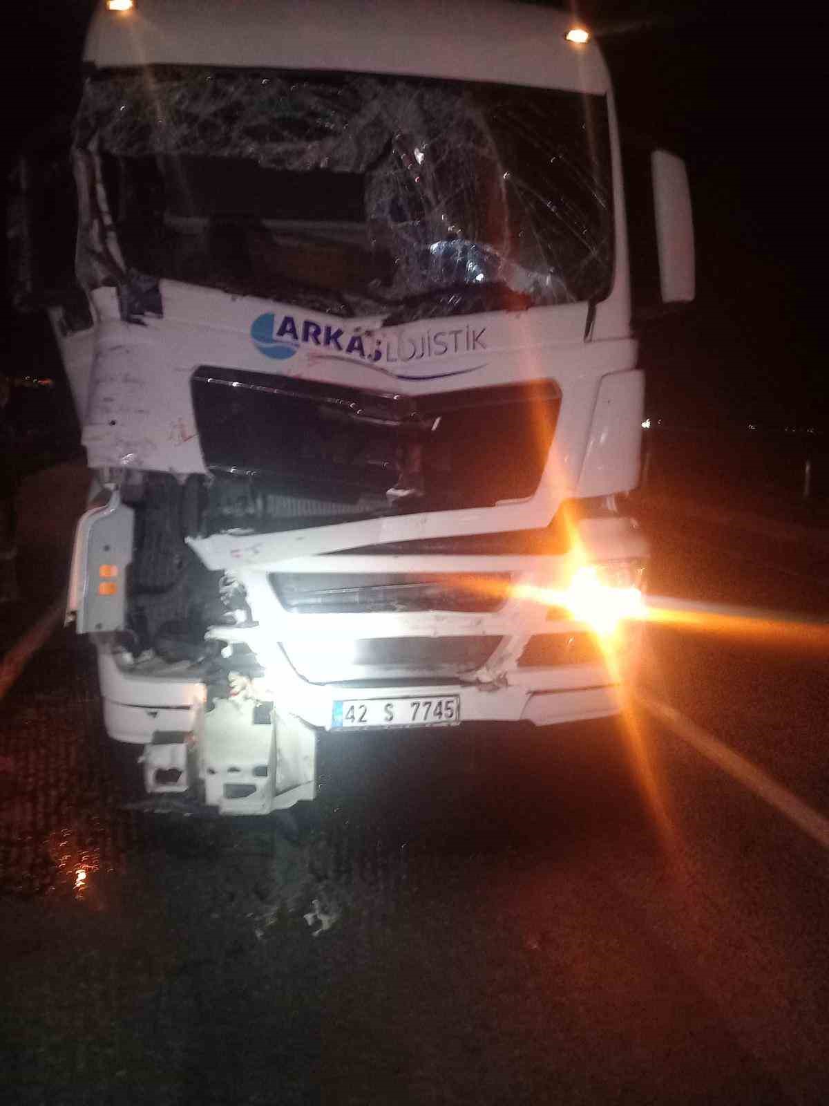 Tır trakt&ouml;re bağlı tarım makinesine &ccedil;arptı: 1 yaralı
