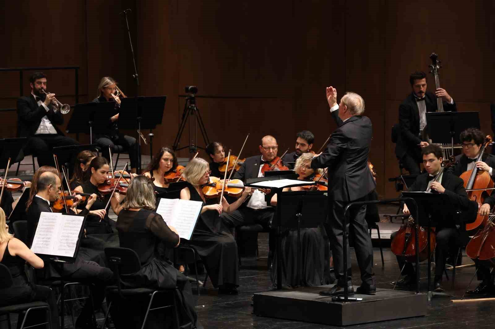 İstanbul Devlet Senfoni Orkestrası DenizBank Konserleri kapsamında Rus besteci Shostakovich anıldı