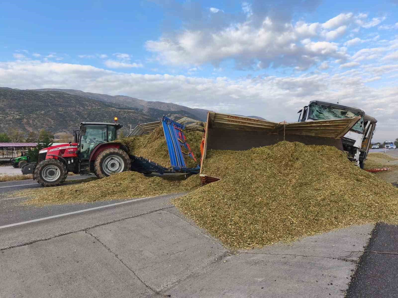 Tırın traktöre çarptığı kazada iki kişi yaralandı