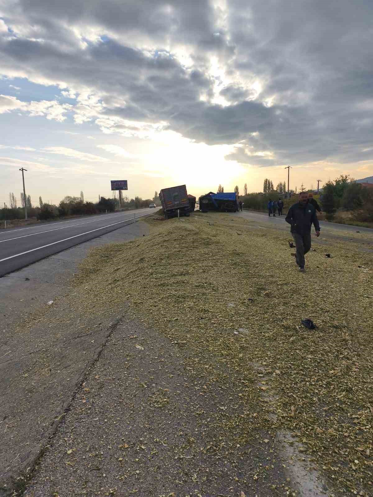 Tırın trakt&ouml;re &ccedil;arptığı kazada iki kişi yaralandı
