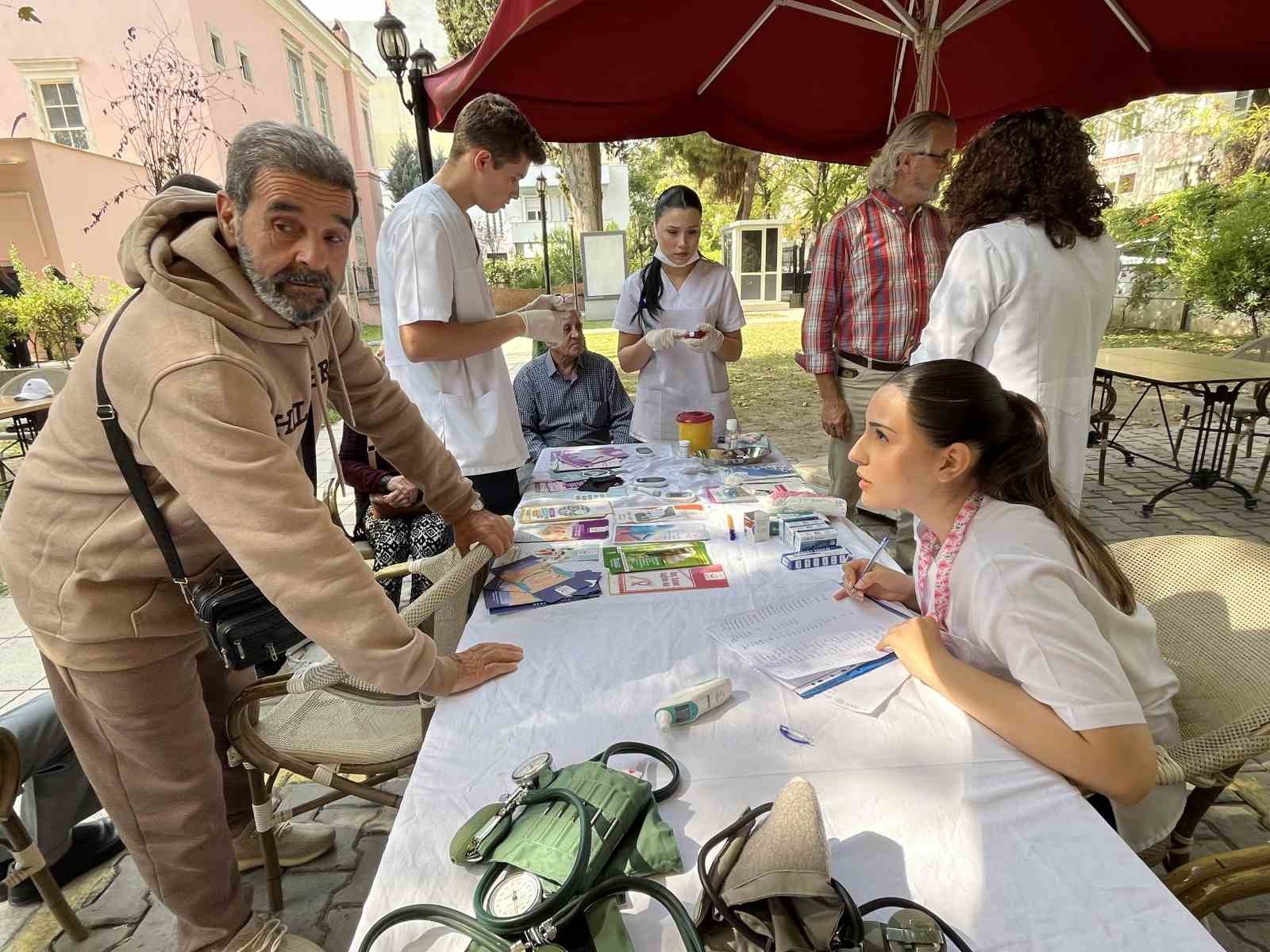 İzmirli lise &ouml;ğrencilerinden yaşlılara sağlık eli
