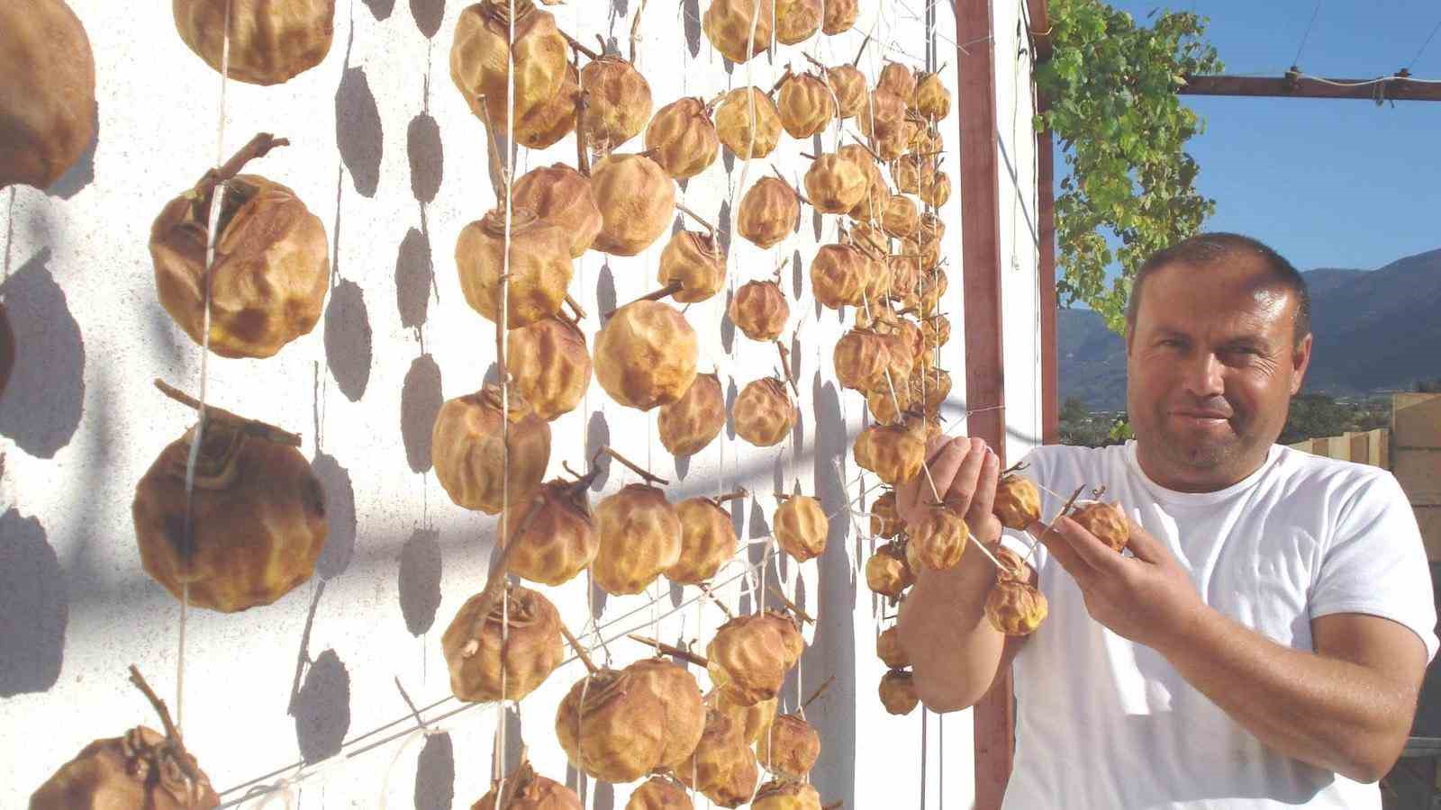 Sarıg&ouml;l&rsquo;de balkonlar cennet elmasıyla renklendi
