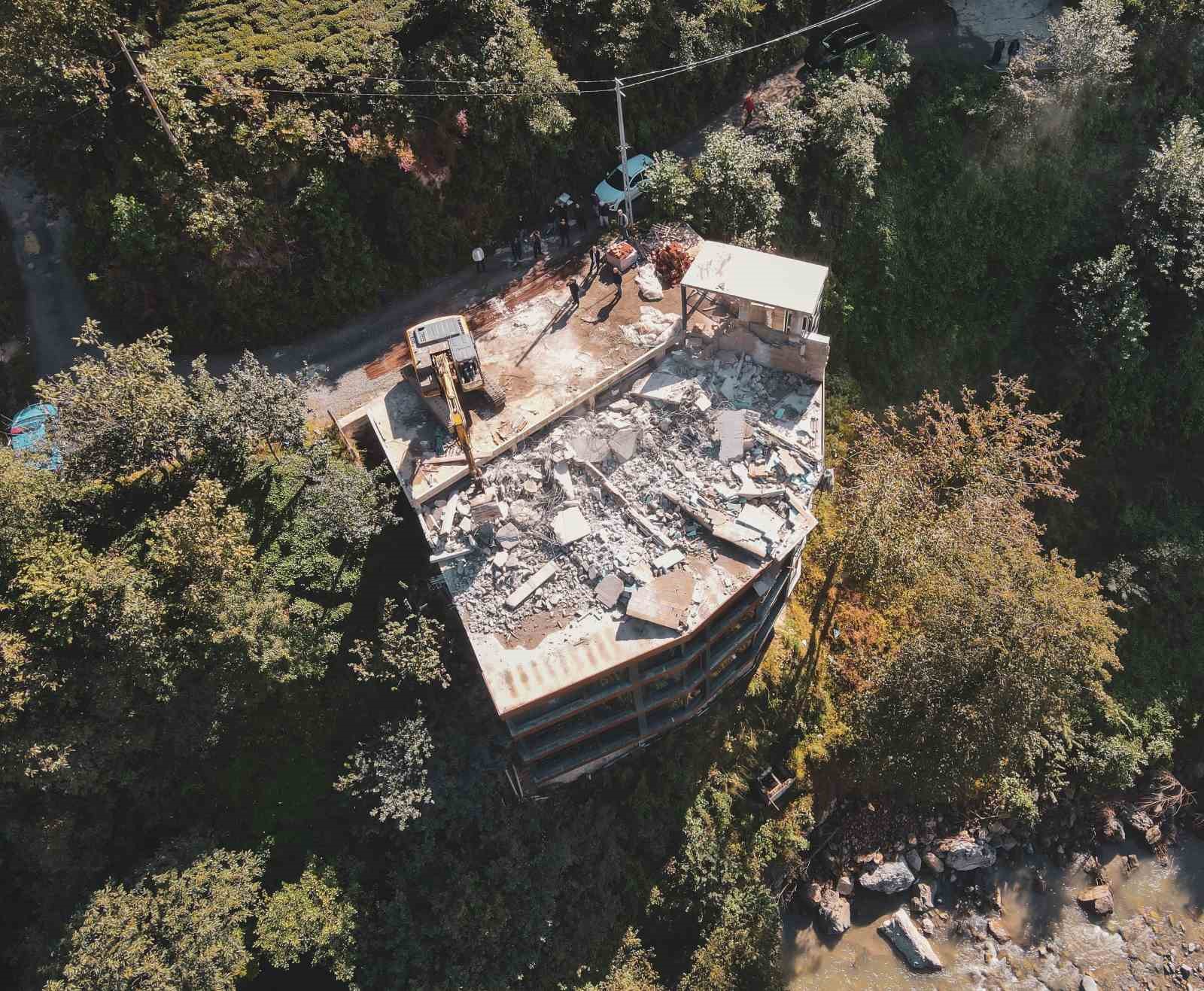 Fırtına Vadisi’nde kaçak ve riskli yapılar tek tek kaldırılıyor