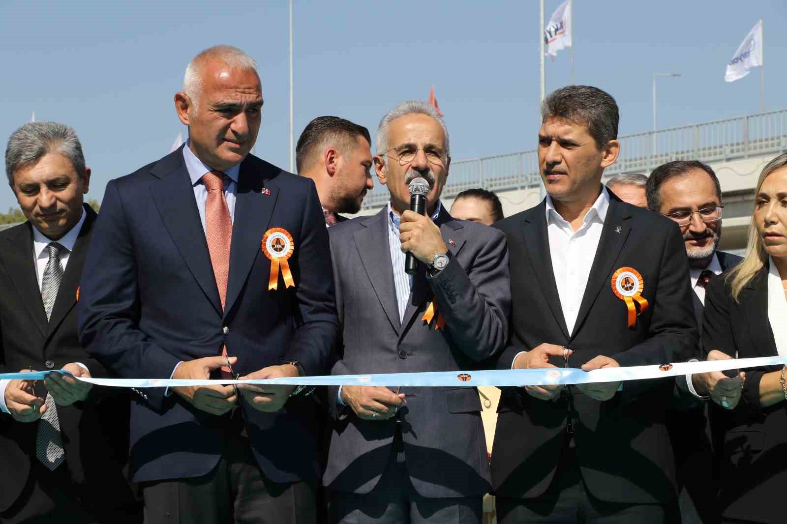 Bakan Uraloğlu: "Antalya&rsquo;nın kalbine giden yolları a&ccedil;arken sevgi, hizmet ve kararlılıkla bu g&uuml;zel şehri geleceğe taşıyacağız"
