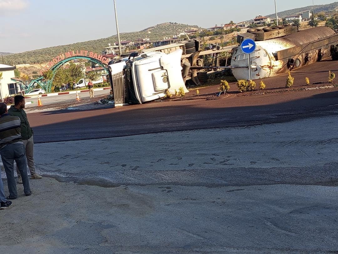 Altınözü’nde zeytin posası yüklü tanker devrildi