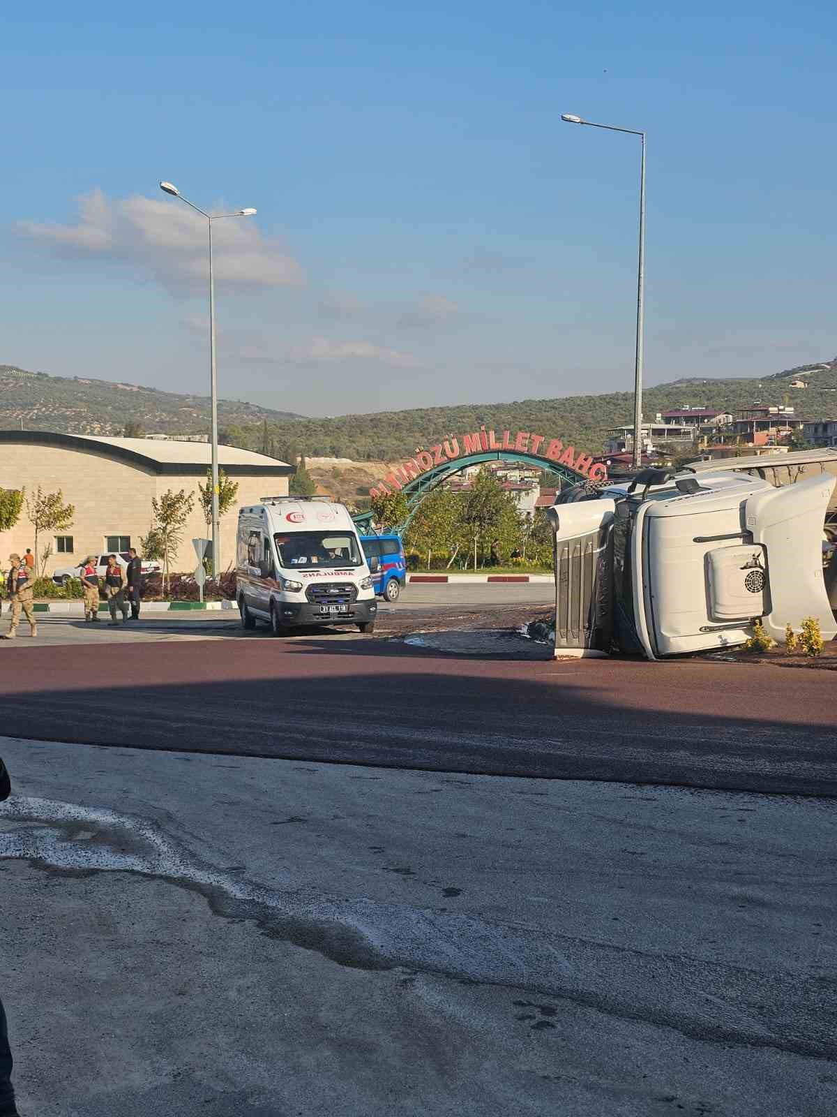 Altın&ouml;z&uuml;&rsquo;nde zeytin posası y&uuml;kl&uuml; tanker devrildi
