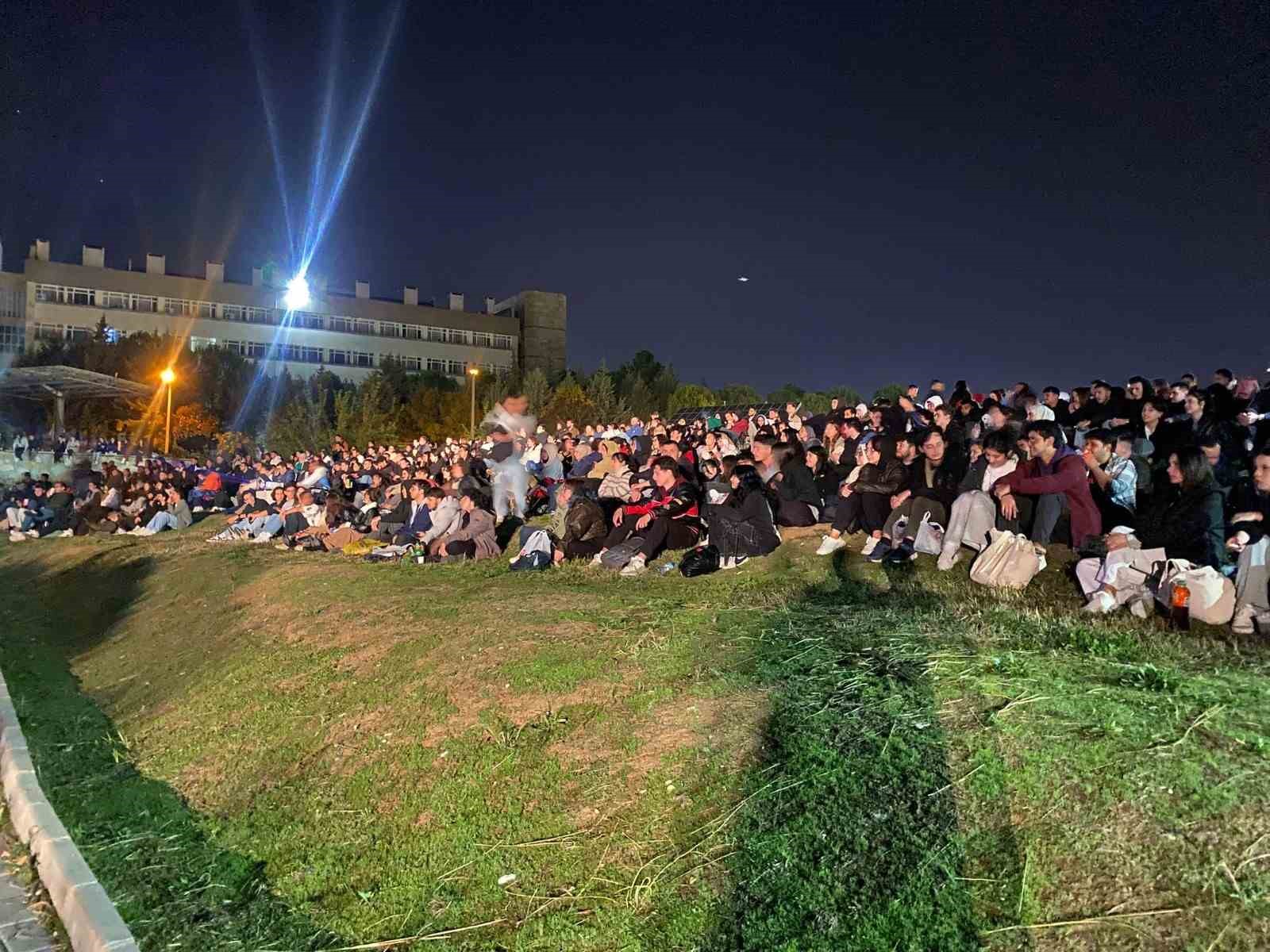 Yüzlerce Üniversite öğrencisi gece açık hava sinemasında buluştu