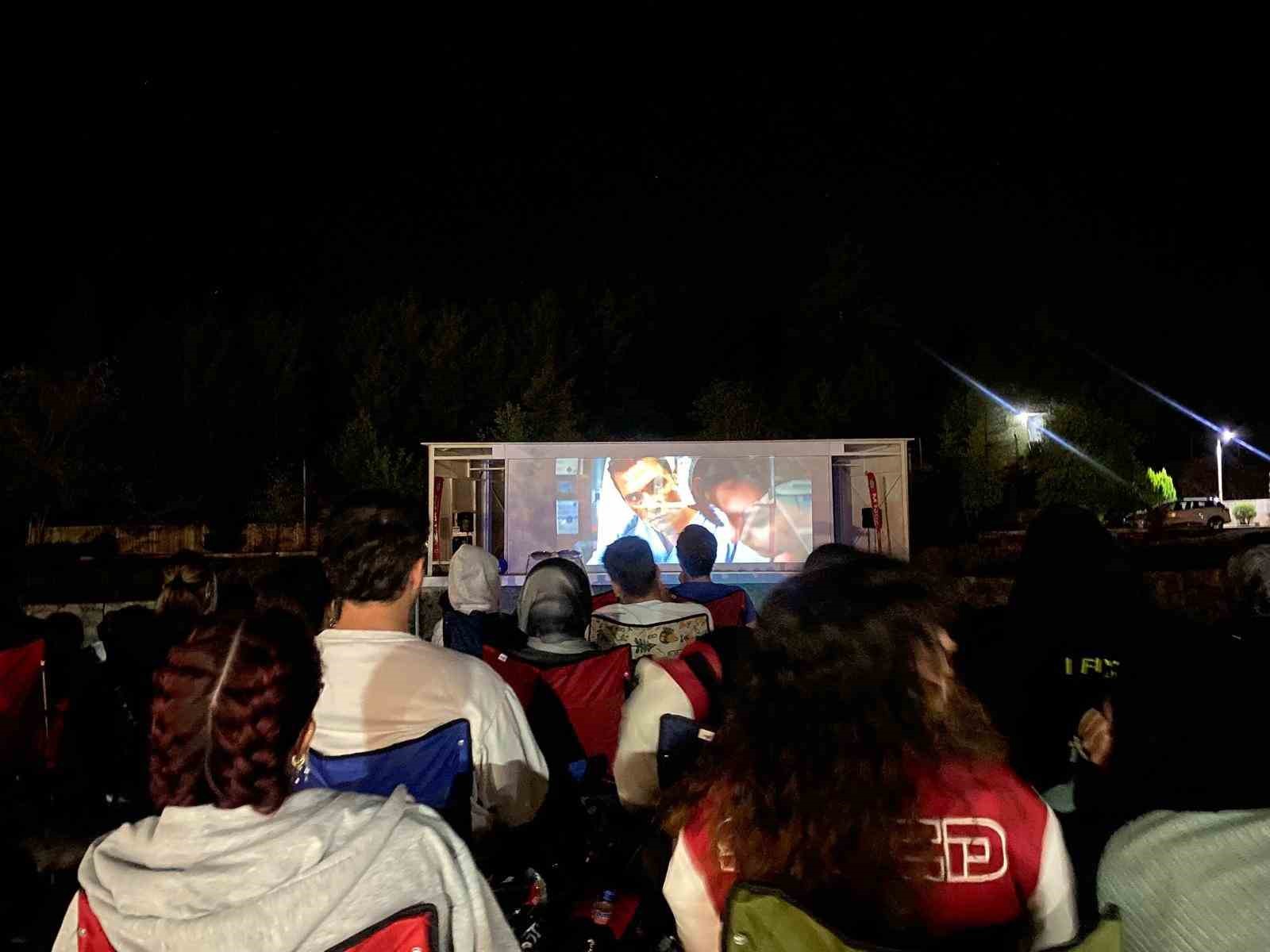 Y&uuml;zlerce &Uuml;niversite &ouml;ğrencisi gece a&ccedil;ık hava sinemasında buluştu
