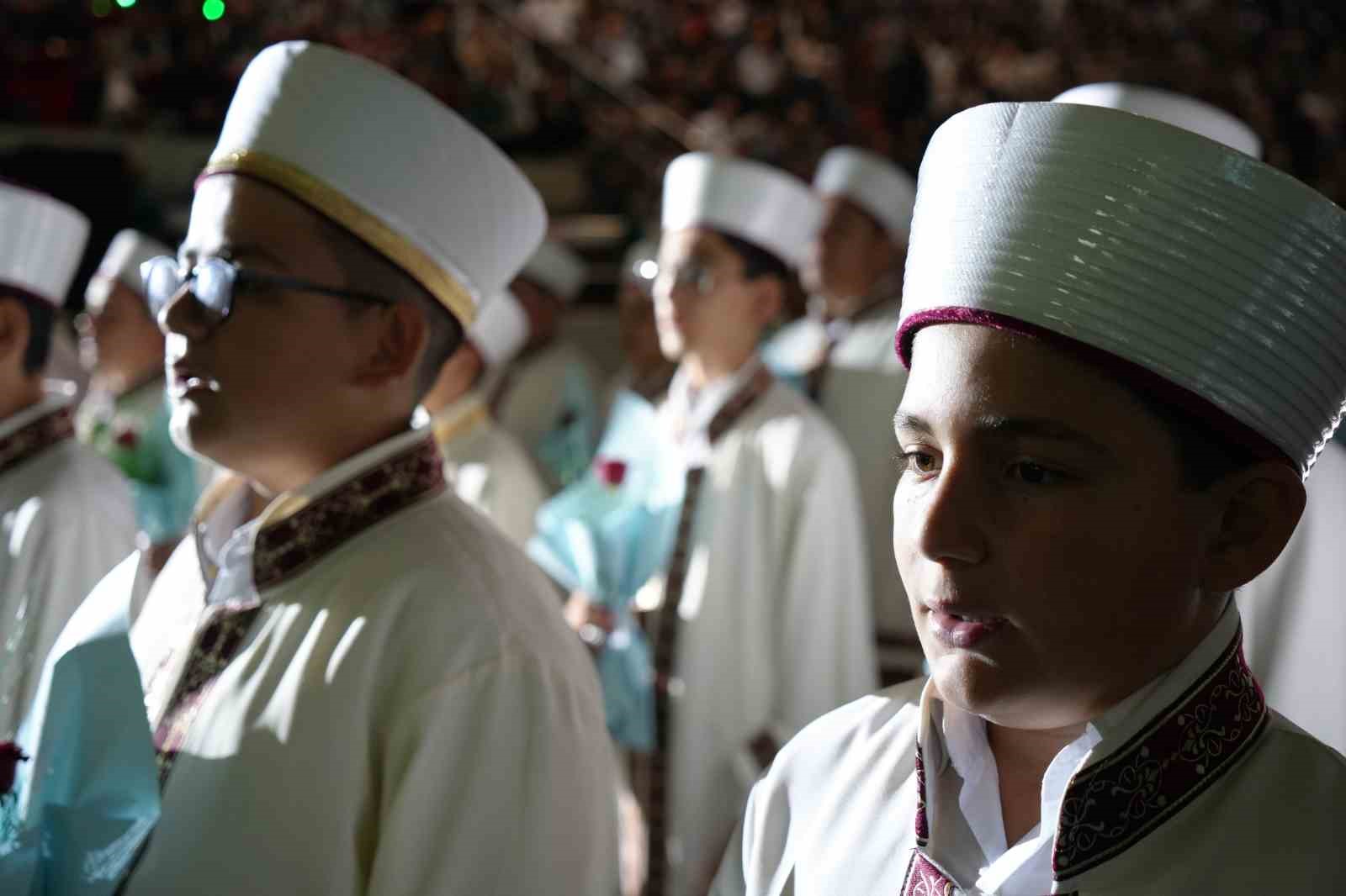 Kur&rsquo;an&rsquo;ı ezberleyen 75 erkek, 88&rsquo;i kız &ouml;ğrenci hafızlık icazetlerini aldı
