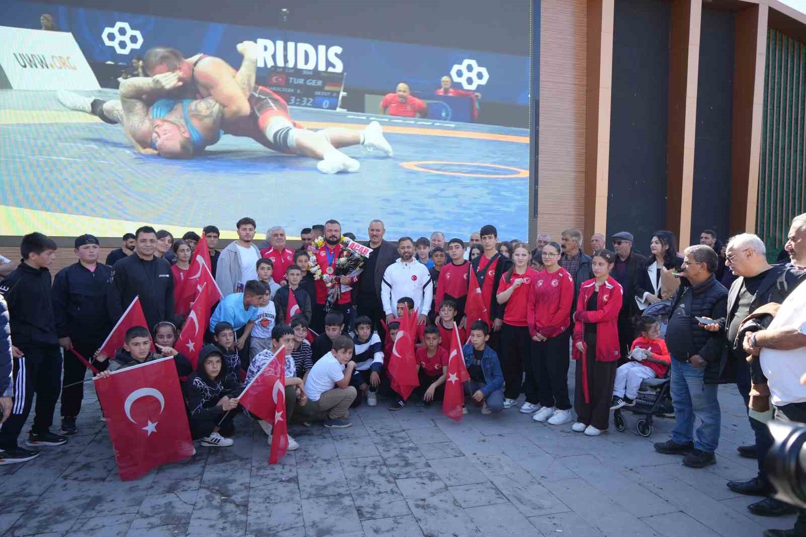 Dünya 3’ncüsü olan milli güreşçiye Erzincan’da coşkulu karşılama