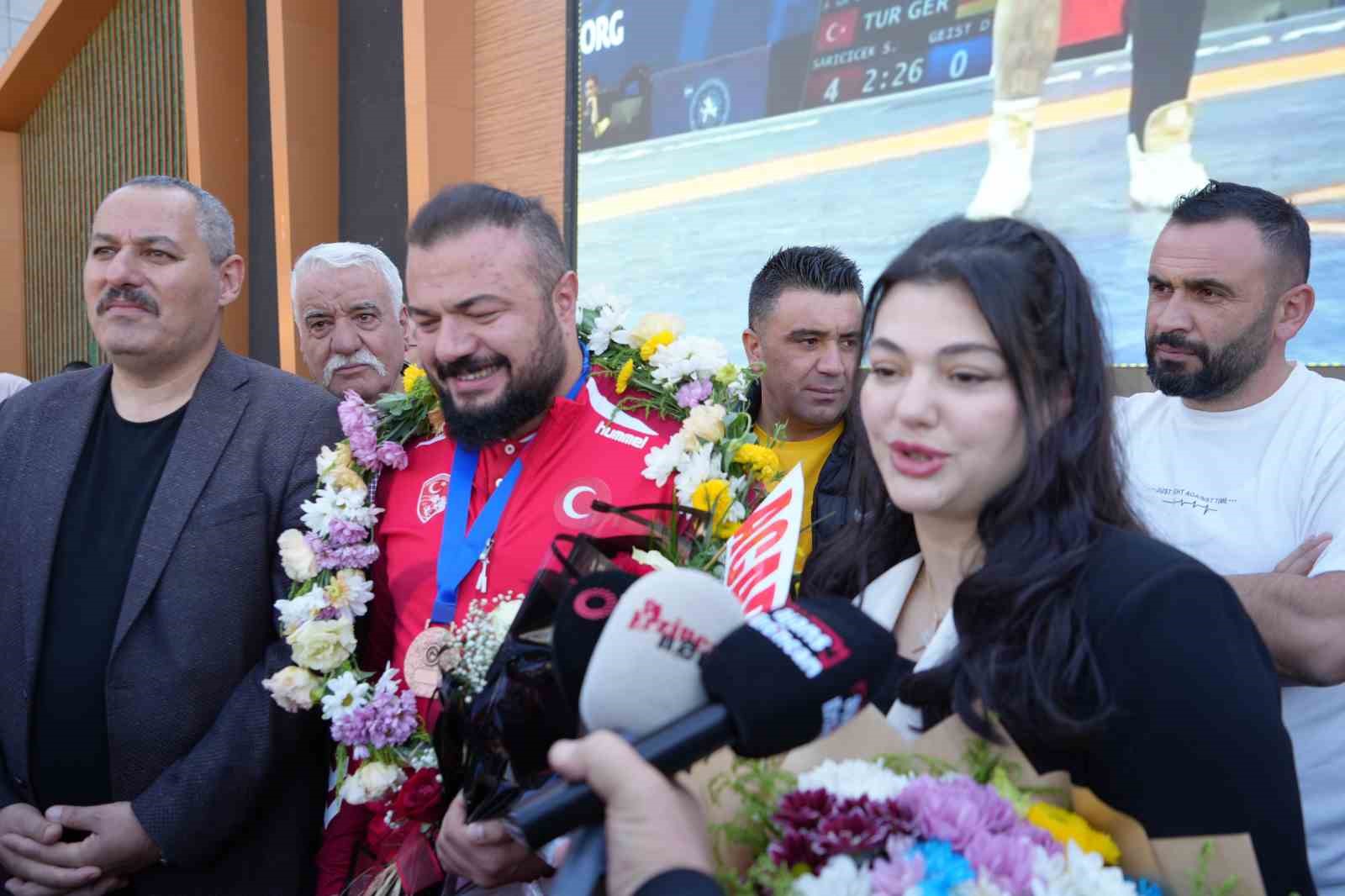 D&uuml;nya 3&rsquo;nc&uuml;s&uuml; olan milli g&uuml;reş&ccedil;iye Erzincan&rsquo;da coşkulu karşılama
