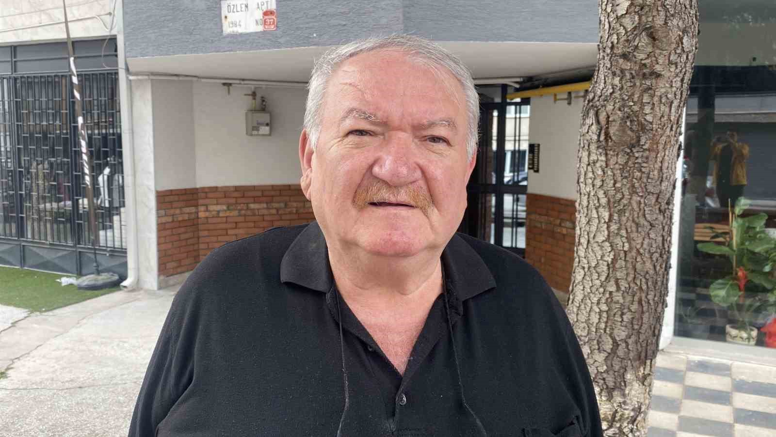 Müstakil evin çatısında gezen tavus kuşu ilginç görüntü oluşturdu