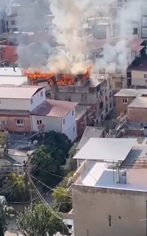 Adana&rsquo;da 3 katlı ev yanarak kullanılamaz hale geldi
