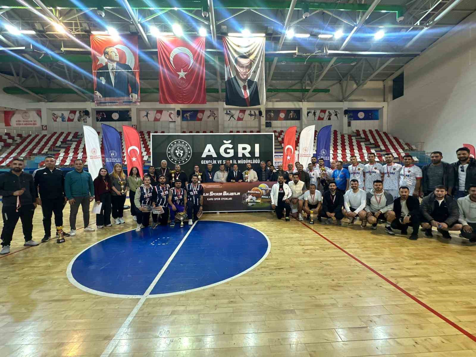 Ağrı’da Kamu Spor Oyunları Finalleri ve "İpucu" tiyatro oyunu ilgi gördü