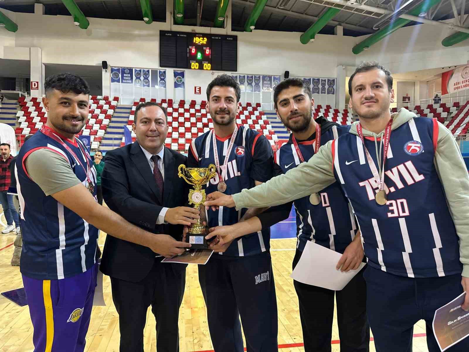 Ağrı’da Kamu Spor Oyunları Finalleri ve "İpucu" tiyatro oyunu ilgi gördü