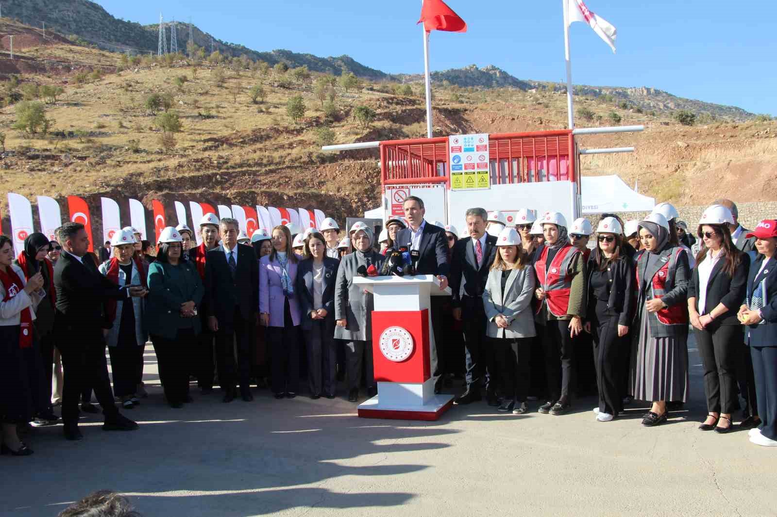 Enerji ve Tabii Kaynaklar Bakanı Bayraktar: "Artık bu dağlarda roket değil, raket sesi var"

