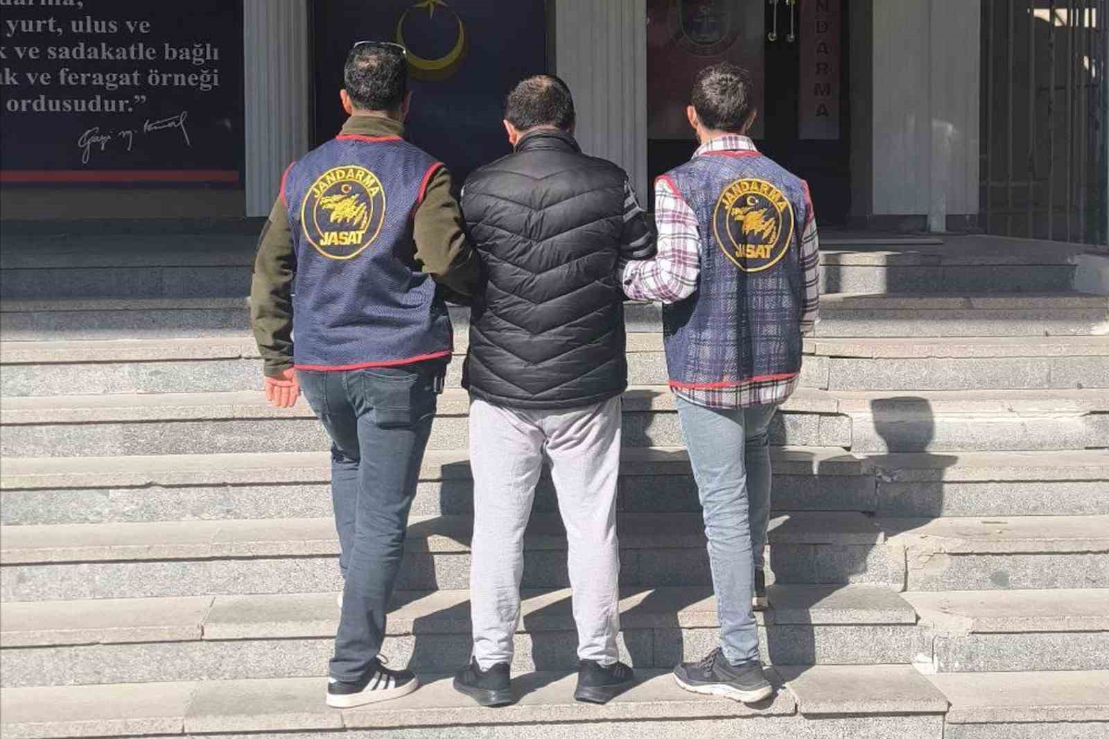 Kırıkkale&rsquo;de 16 adrese eş zamanlı operasyon: 3 firari h&uuml;k&uuml;ml&uuml; yakalandı
