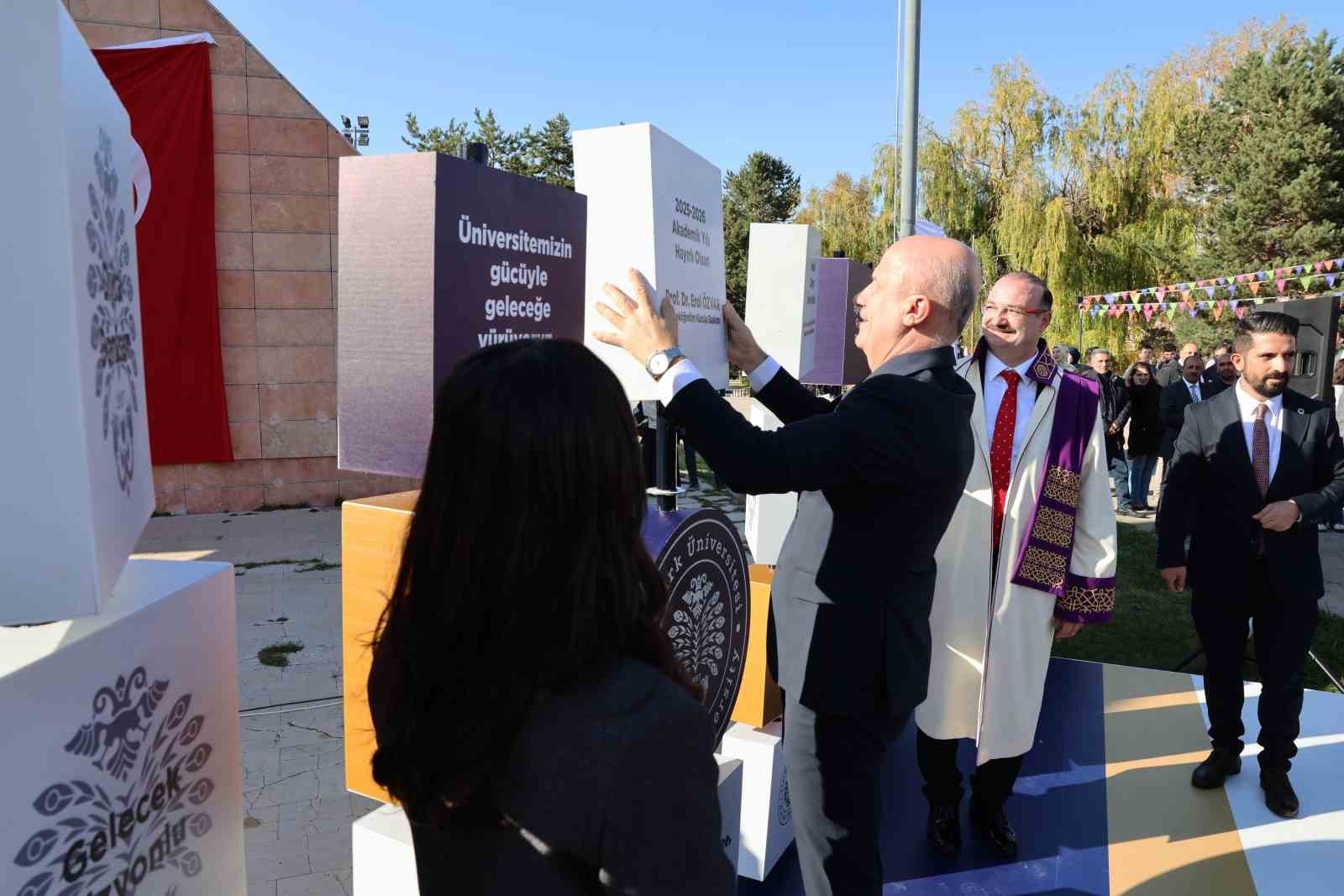 Y&Ouml;K Başkanı &Ouml;zvar&rsquo;ın katılımıyla ger&ccedil;ekleşen 2025-2026 akademik yılı b&uuml;y&uuml;k bir coşkuyla başladı
