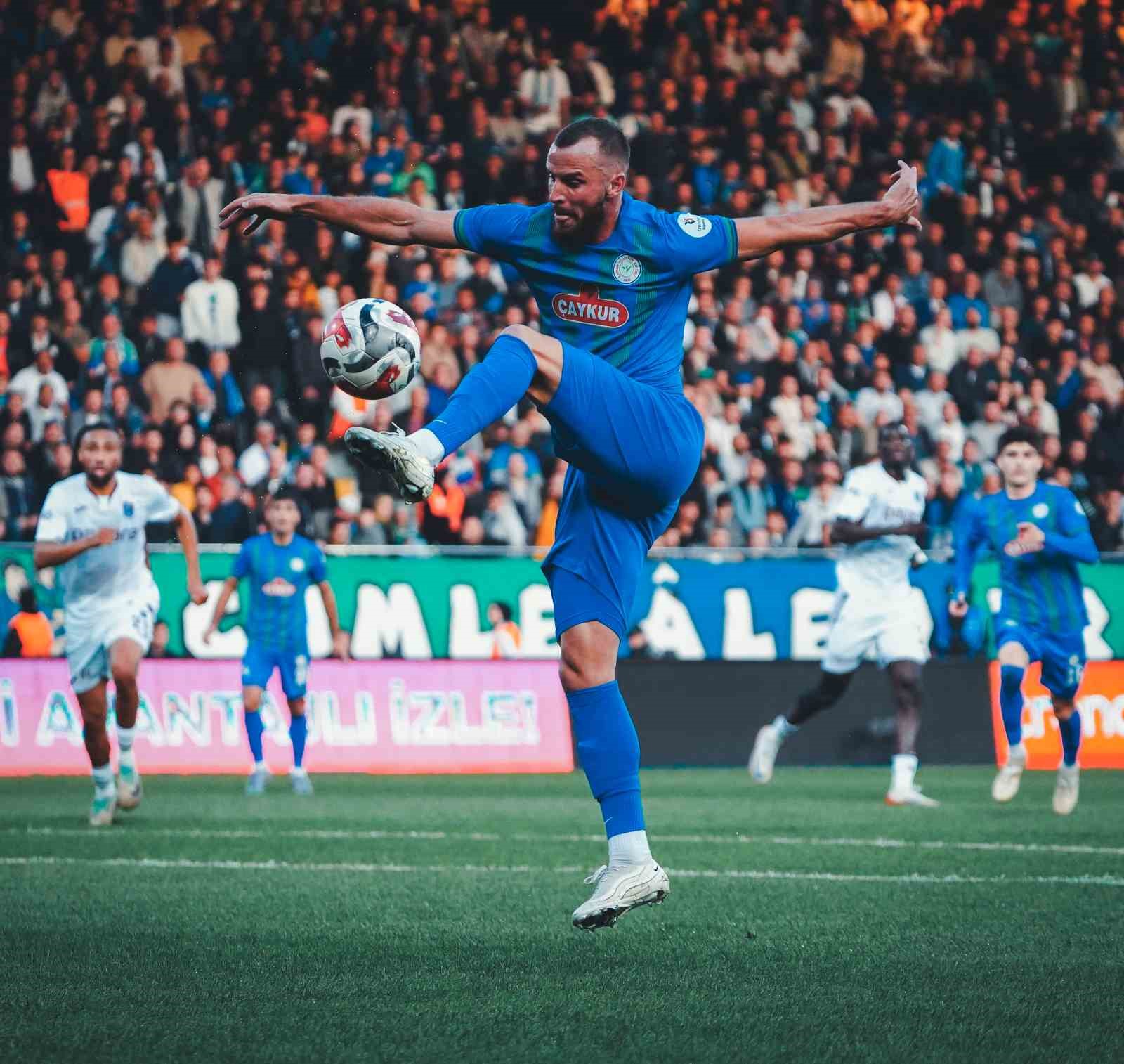 Trendyol Süper Lig: Çaykur Rizespor: 1 - Trabzonspor: 2 (İlk yarı)