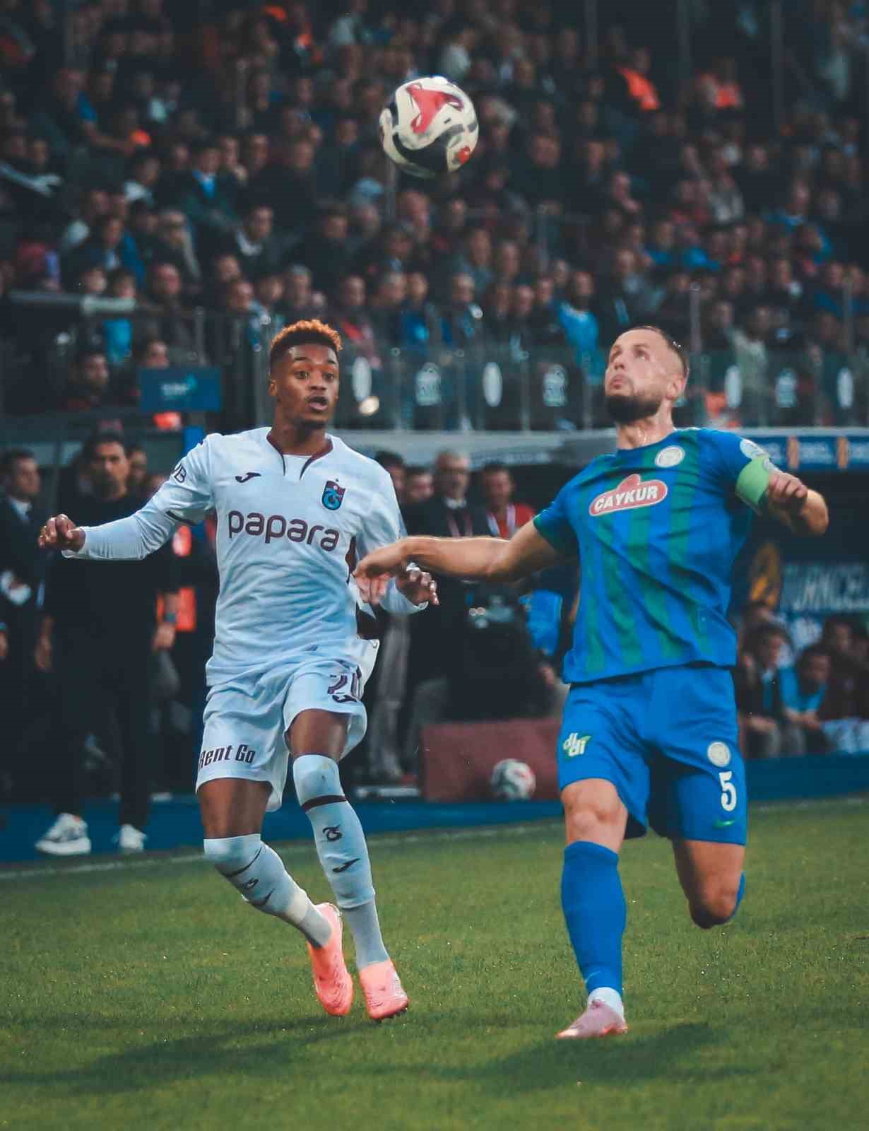 Trendyol Süper Lig: Çaykur Rizespor: 1 - Trabzonspor: 2 (İlk yarı)
