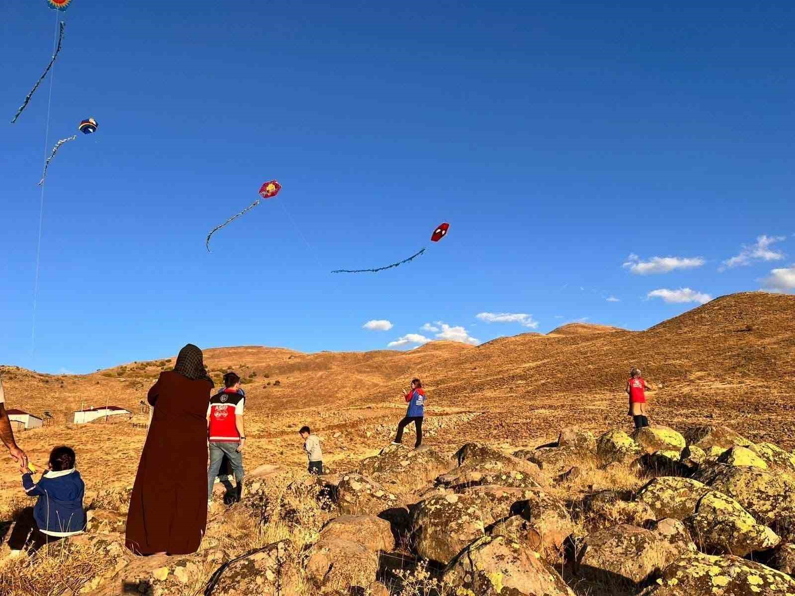 Varto&rsquo;da &ccedil;ocuklar u&ccedil;urtma etkinliğinde buluştu
