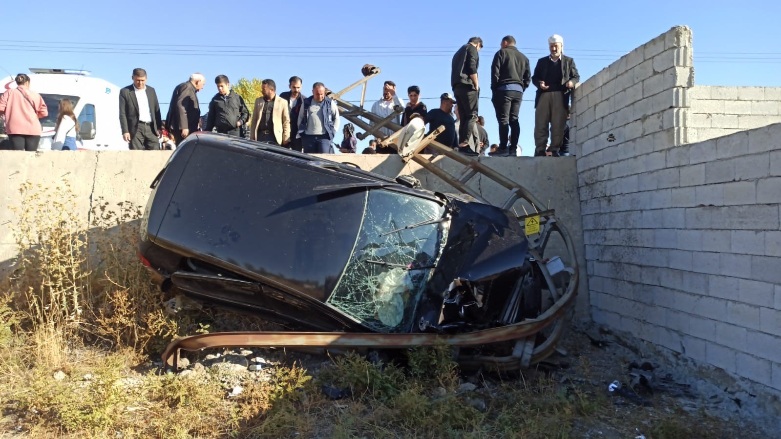 Yüksekova’da kontrolden çıkan otomobil şarampole yuvarlandı: 5 yaralı