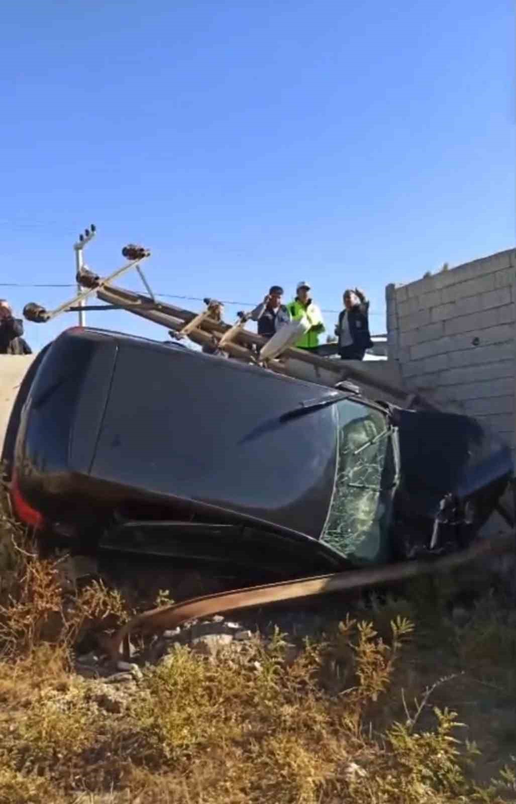 Y&uuml;ksekova&rsquo;da kontrolden &ccedil;ıkan otomobil şarampole yuvarlandı: 5 yaralı
