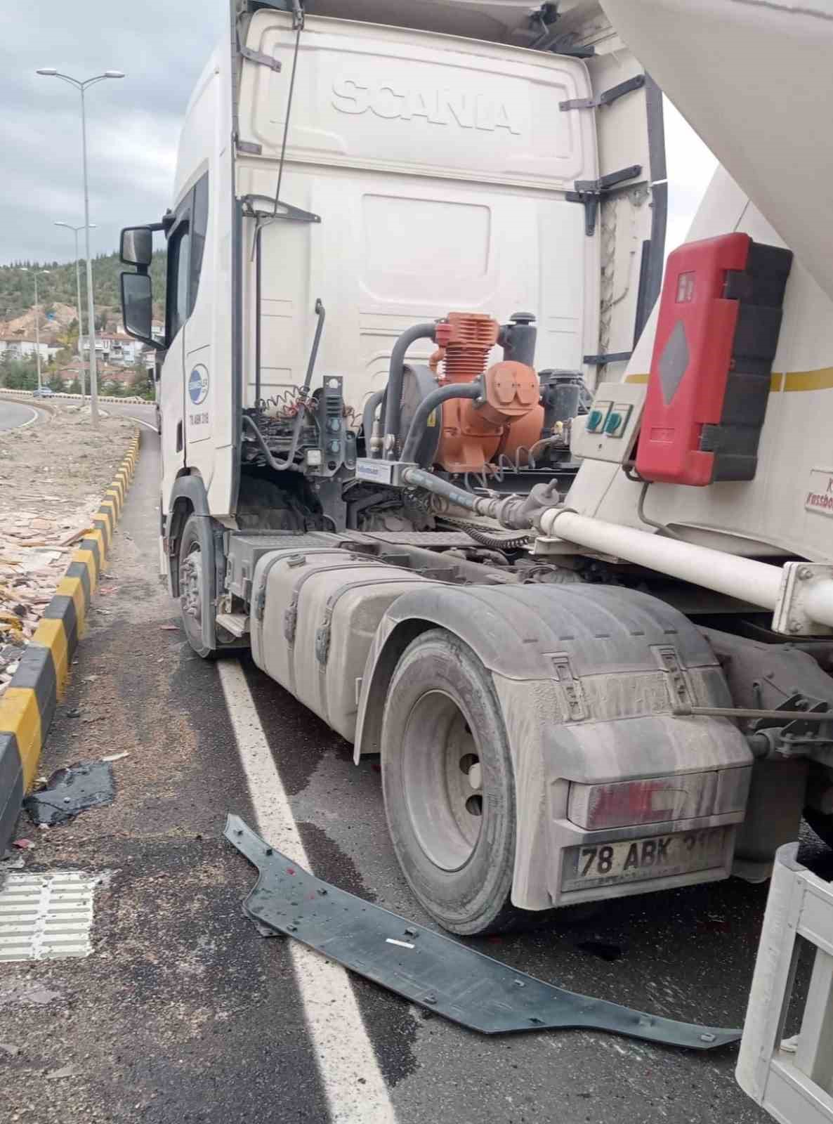 Karab&uuml;k&rsquo;te tır ile minib&uuml;s &ccedil;arpıştı: 9 &ouml;ğrenci yaralandı
